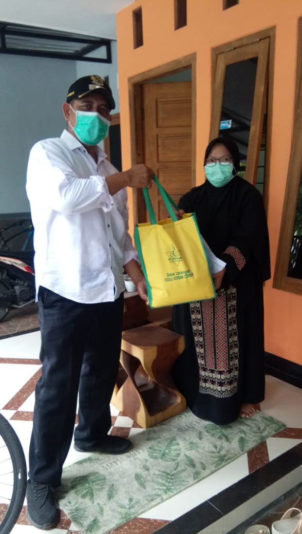 Bantuan sembako dari pemerintah Desa Larangan